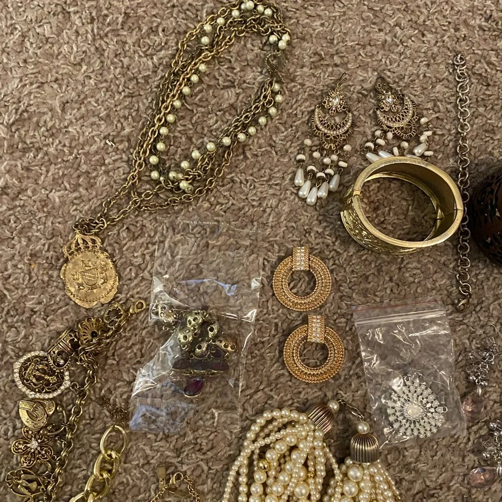 Jewelry Lot. Over 2Ibs. Wearable. Necklaces/Bracelets/Earrings/3 New Rings. - Picture 2 of 9